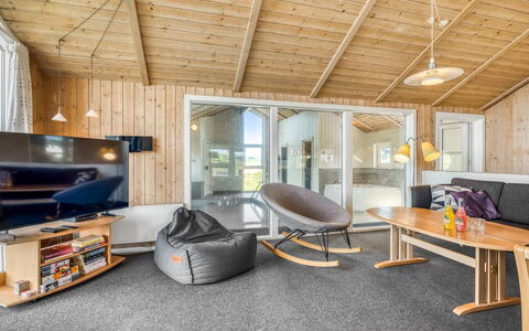 Nis - 75M from the Sea: Pavimentazione, Legna, Interior Design, Soffitto, Pavimento, Camera, Pavimento In Legno, Soggiorno, Latifoglie, Lampada
