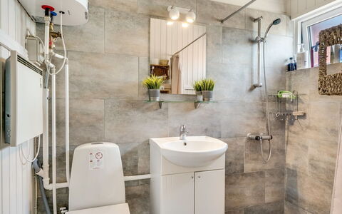 Milo - 200M to the Fjord: Pavimentazione, Idraulico Fixture, Interior Design, Pavimento, Lavello, Bagno, Idraulico, Gabinetto, Rubinetto, Piastrella