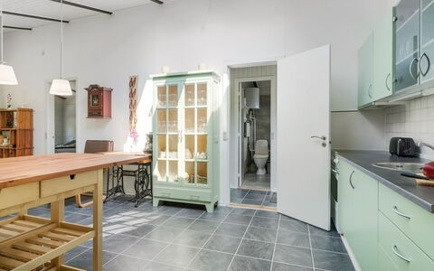 Milo - 200M to the Fjord: Mobilia, Pavimentazione, Interior Design, Pavimento, Legna, Cucina, Cabinetry, Soffitto, Elettrodomestico Da Cucina, Credenza