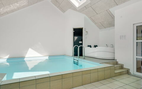 Sonsee - 300M to the Fjord: Pavimentazione, Pavimento, Interior Design, Soffitto, Idraulico Fixture, Piscina, Camera, Attico, Ricorrere, Idraulico