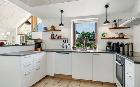 Sonsee - 300M to the Fjord: Cucina, Elettrodomestico Da Cucina, Controsoffitto, Interior Design, Pavimentazione, Cabinetry, Apparecchio Major, Legna, Soffitto, Mobilia