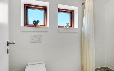Sonsee - 300M to the Fjord: Parete, Pavimentazione, Bagno, Pavimento, Idraulico Fixture, Interior Design, Soffitto, Gabinetto, Idraulico, Camera