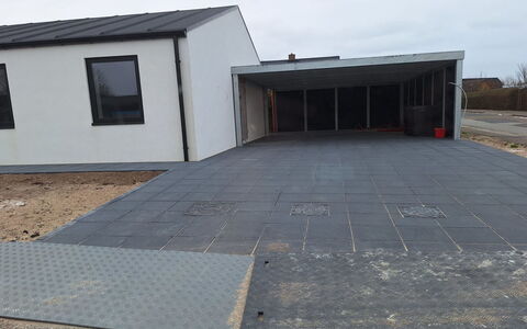 Gundula - 1.3Km from the Sea: Manto Stradale, Materiale Composito, Calcestruzzo, Driveway, Illuminazione Diurna, Box Auto