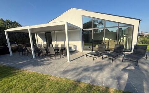 Gundula - 1.3Km from the Sea: Shade, Porta, Materiale Composito, Calcestruzzo, Struttura Esterna, Estate, Mobili Da Esterno, Terrazza, Cortile, Portico