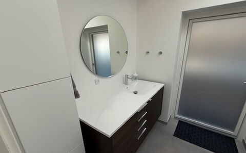 Gundula - 1.3Km from the Sea: Lavandino Del Bagno, Mobiletto Del Bagno, Lavello, Pavimentazione, Interior Design, Idraulico Fixture, Pavimento, Rubinetto, Specchio, Bagno