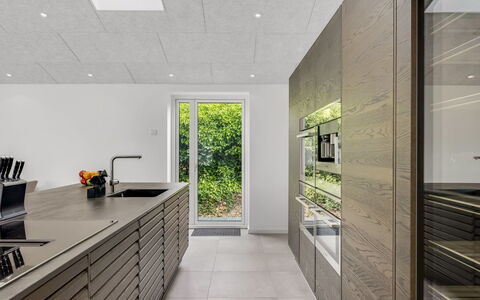 Gundula - 1.3Km from the Sea: Legna, Pavimentazione, Cucina, Soffitto, Interior Design, Pavimento, Controsoffitto, Piastrella, Cabinetry