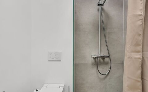Gundula - 1.3Km from the Sea: Idraulico Fixture, Bagno, Pavimentazione, Pavimento, Idraulico, Gabinetto, Soffione Doccia, Doccia, Pannello Doccia, Rubinetto