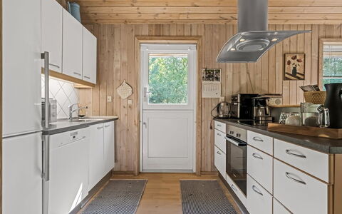 Laris - from the Sea: Cucina, Elettrodomestico Da Cucina, Pavimentazione, Apparecchio Major, Legna, Controsoffitto, Interior Design, Cabinetry, Pavimento, Soffitto