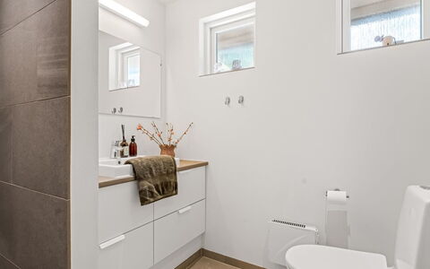 Laris - from the Sea: Pavimentazione, Pavimento, Interior Design, Idraulico Fixture, Mobiletto Del Bagno, Legna, Lavello, Lavandino Del Bagno, Bagno, Rubinetto