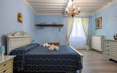 Il Cipresso, Casa dei Nonni, Cortona: Mobilia, Parete, Camera Da Letto, Interior Design, Pavimentazione, Letto, Pavimento, Biancheria, Illuminazione, Lenzuolo