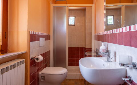 Il Cipresso, Casa dei Nonni, Cortona: Bagno, Idraulico Fixture, Lavandino Del Bagno, Parete, Pavimentazione, Lavello, Pavimento, Interior Design, Rubinetto, Gabinetto