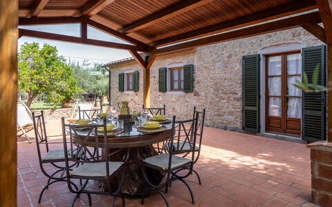 Il Cipresso, Casa Lucia, Cortona: Mobilia, Porta, Sedia, Casa, Vaso Di Fiori, Cucina & Sala Da Pranzo Tavolo, Tavolo Esterno, Mobili Da Esterno, Terrazza, Giardino