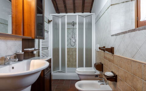 Il Cipresso, Casa Lucia, Cortona: Pavimentazione, Idraulico Fixture, Interior Design, Pavimento, Lavello, Camera, Soffitto, Bagno, Rubinetto, Idraulico