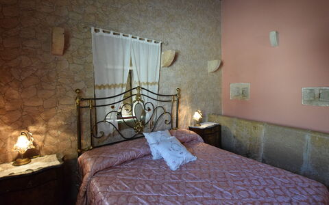 Antica Cascina 191: Parete, Camera Da Letto, Mobilia, Biancheria, Letto, Illuminazione, Interior Design, Lenzuolo, Pavimento, Bedding