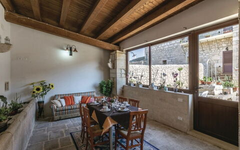 Antica Cascina 191: Parete, Mobilia, Pavimentazione, Interior Design, Pavimento, Illuminazione, Soffitto, Vaso Di Fiori, Pianta Della Casa, Sedia