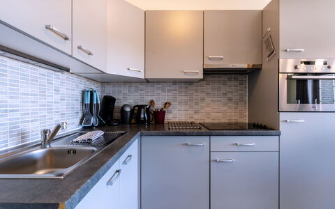 Duinenzicht with Balcony: Controsoffitto, Cucina, Elettrodomestico Da Cucina, Cabinetry, Lavandino Della Cucina, Apparecchio Major, Lavello, Idraulico Fixture, Interior Design, Pavimentazione