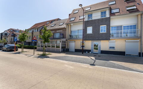 Duinenzicht with Balcony: Costruzione, Finestra, Zona Residenziale, Manto Stradale, Cittadina, Quartiere, Zona Urbana, Casa, Casa, Asfalto