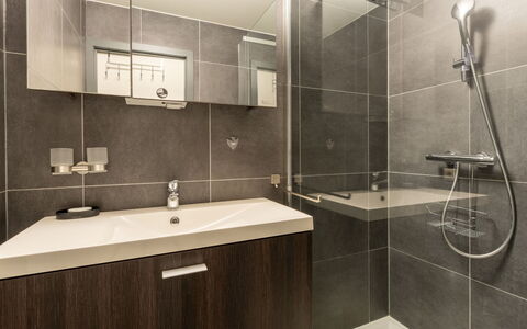 Duinenzicht with Balcony: Bagno, Idraulico Fixture, Pavimentazione, Parete, Interior Design, Pavimento, Mobiletto Del Bagno, Lavandino Del Bagno, Lavello, Rubinetto