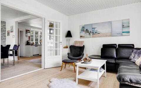 Melba - 13Km from the Sea: Pavimentazione, Interior Design, Mobilia, Pavimento, Divano, Pavimento In Legno, Legna, Soggiorno, Soffitto, Casa
