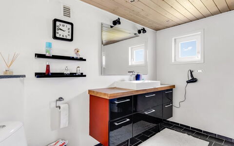 Melba - 13Km from the Sea: Idraulico Fixture, Interior Design, Pavimentazione, Lavello, Mobiletto Del Bagno, Pavimento, Bagno, Soffitto, Rubinetto, Lavandino Del Bagno