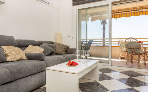 Maritim: Mobilia, Interior Design, Pavimentazione, Pavimento, Appartamento, Divano, Soggiorno, Soffitto, Camera