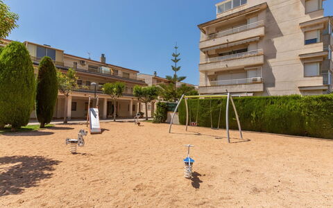 Maritim: Zona Residenziale, Appartamento, Shade, Condominio, Estate, Giardino, Landscaping, Cortile, Balcone
