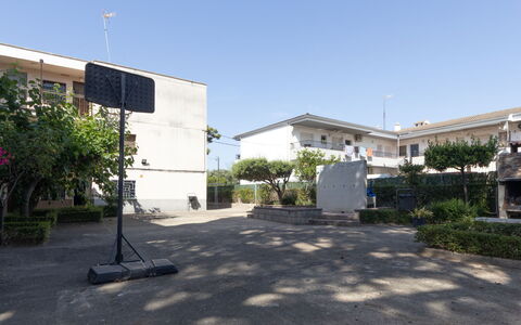 Rosa Dels Vents: Zona Residenziale, Urban Design, Shade, Driveway, Cortile, Balcone