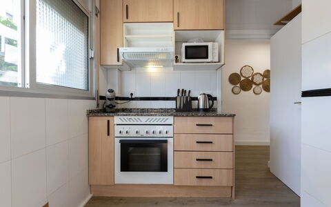 Rosa Dels Vents: Cucina, Elettrodomestico Da Cucina, Controsoffitto, Mobilia, Cabinetry, Apparecchio Major, Interior Design, Legna, Pavimentazione, Elettrodomestico