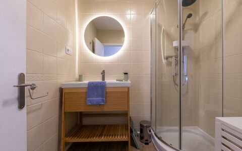 Rosa Dels Vents: Pavimentazione, Bagno, Interior Design, Pavimento, Idraulico Fixture, Parete, Lavandino Del Bagno, Legna, Lavello, Soffitto