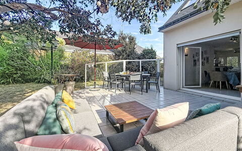 Armorique: Mobilia, Sedia, Arbusto, Casa, Giardino, Mobili Da Esterno, Shade, Landscaping, Backyard, Cortile