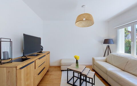 Fourchaud: Mobilia, Interior Design, Pavimentazione, Divano, Pavimento, Parete, Legna, Camera, Soggiorno, Tavolo