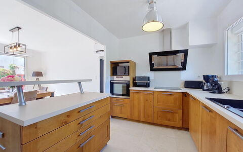 Fourchaud: Controsoffitto, Cabinetry, Mobilia, Cucina, Pavimentazione, Interior Design, Legna, Elettrodomestico Da Cucina, Soffitto, Pavimento