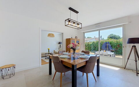 Fourchaud: Mobilia, Interior Design, Pavimentazione, Pavimento, Legna, Sedia, Cucina & Sala Da Pranzo Tavolo, Soffitto, Tavolo, Sala Da Pranzo