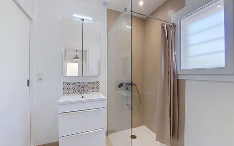 Fourchaud: Pavimentazione, Pavimento, Bagno, Interior Design, Idraulico Fixture, Parete, Mobiletto Del Bagno, Idraulico, Casa, Piastrella