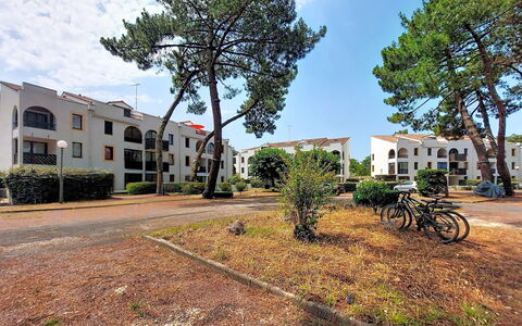 Evasion Marine: Costruzione, Parete, Finestra, Zona Residenziale, Quartiere, Facciata, Casa, Cittadina, Casa, Balcone