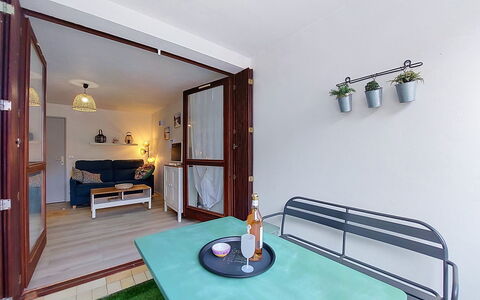 Evasion Marine: Costruzione, Parete, Finestra, Zona Residenziale, Quartiere, Facciata, Casa, Cittadina, Casa, Balcone