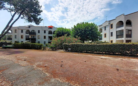 Evasion Marine: Costruzione, Parete, Finestra, Zona Residenziale, Quartiere, Facciata, Casa, Cittadina, Casa, Balcone