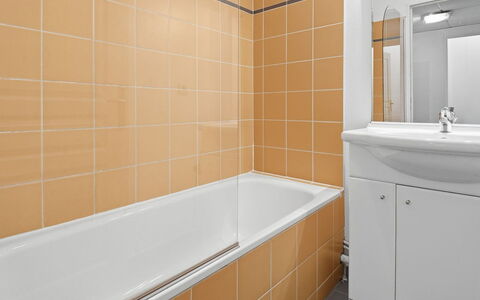 Grasse 617: Idraulico Fixture, Pavimentazione, Bagno, Pavimento, Interior Design, Vasca Da Bagno, Idraulico, Piastrella, Materiale Composito, Rubinetto