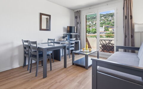 Grasse 631: Costruzione, Parete, Finestra, Zona Residenziale, Quartiere, Facciata, Casa, Cittadina, Casa, Balcone