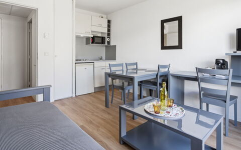 Grasse 631: Costruzione, Parete, Finestra, Zona Residenziale, Quartiere, Facciata, Casa, Cittadina, Casa, Balcone