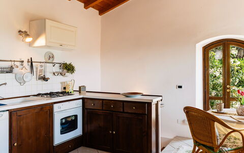 Casetta Pantasina: Legna, Mobilia, Interior Design, Cucina, Controsoffitto, Pavimentazione, Elettrodomestico Da Cucina, Pavimento, Cabinetry, Soffitto