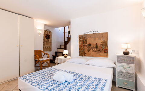 Casetta Pantasina: Mobilia, Appartamento, Camera Da Letto, Pianta Della Casa, Ricorrere, Vaso Di Fiori, Sedia, Letto, Hotel, Bedding