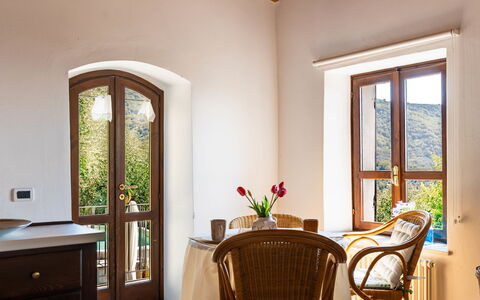 Casetta Pantasina: Mobilia, Legna, Interior Design, Tavolo, Pavimentazione, Sedia, Cucina & Sala Da Pranzo Tavolo, Pavimento, Sala Da Pranzo, Camera