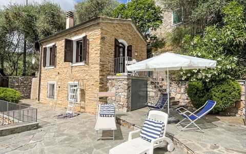 Casetta Pantasina: Costruzione, Parete, Finestra, Zona Residenziale, Quartiere, Facciata, Casa, Cittadina, Casa, Balcone