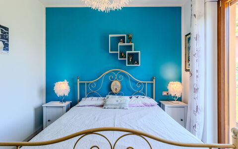Melissa: Blu, Mobilia, Letto, Camera Da Letto, Interior Design, Parete, Bedding, Lenzuolo, Tessile, Soffitto