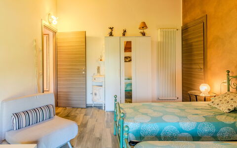 Melissa: Mobilia, Interior Design, Pavimentazione, Pavimento, Parete, Legna, Camera Da Letto, Letto, Soffitto, Camera