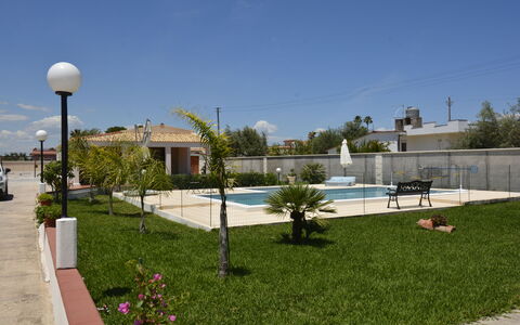 Villa Gloria: Piscina, Zona Residenziale, Shade, Ricorrere, Mobili Da Esterno, Estate, Hacienda, Landscaping, Cortile, Giardino