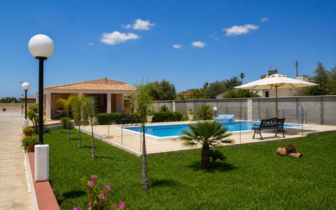 Villa Gloria: Piscina, Ricorrere, Mobili Da Esterno, Zona Residenziale, Mobilia, Materiale Composito, Shade, Estate, Sedia, Eco Hotel