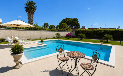 Villa Gloria: Piscina, Blu, Acqua, Ricorrere, Mobili Da Esterno, Giochi D'Acqua, Materiale Composito, Flagstone, Eco Hotel, Piastrella