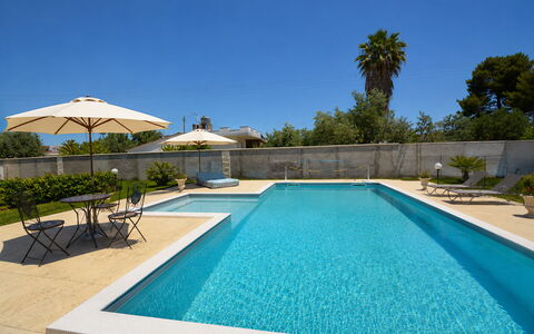 Villa Gloria: Piscina, Blu, Acqua, Mobili Da Esterno, Ricorrere, Lettino, Materiale Composito, Piastrella, Giochi D'Acqua, Shade